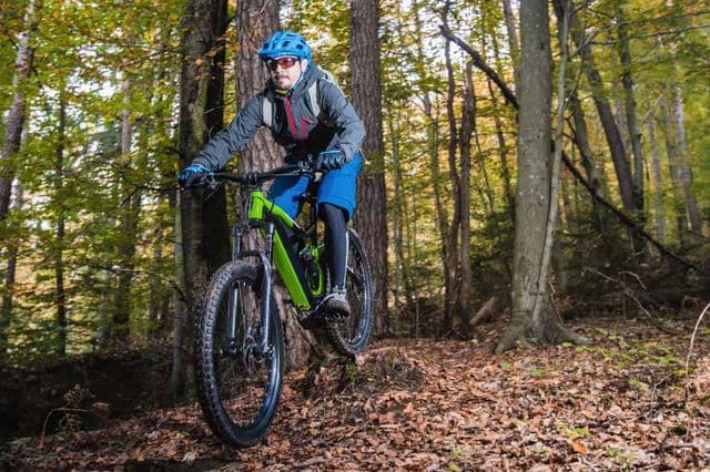 Rytter på e mountainbike
