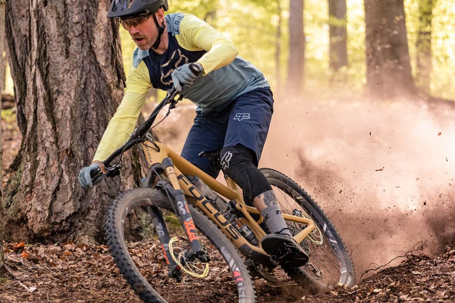 Mand der cykler Mountainbike