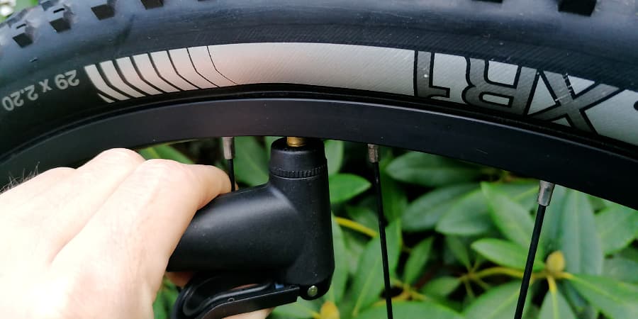 Mountainbikedæk pumpet til korrekte dæktryk