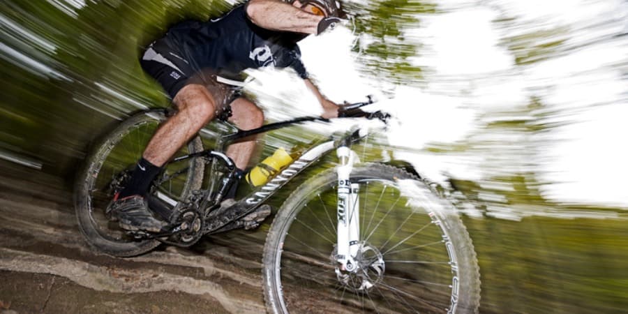 Mountainbiker med loose fit trøje
