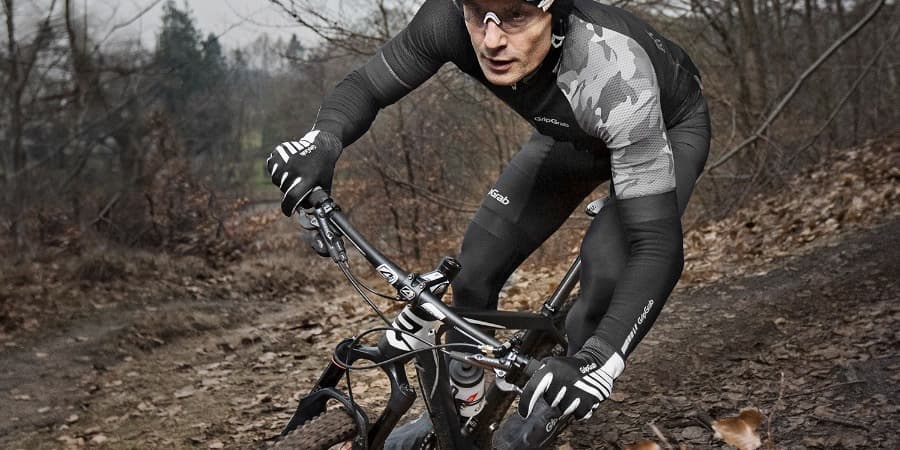 Rytter med mountainbikehandsker på